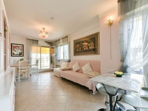 TV - Boite d'Amour Wohnung mit Terrasse und Solarium by Interhome (Cannes)