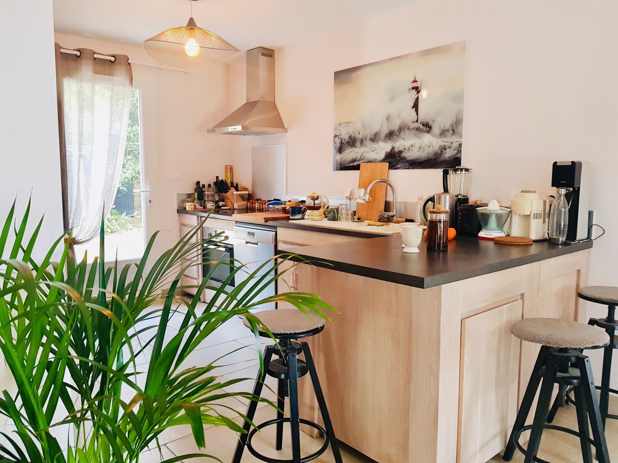 Fridge, oven, dishwasher, cookware/dishes/utensils