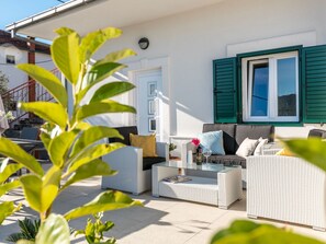 Terrace/patio - Modernes Ferienhaus mit Terrasse und Meerblick by Interhome (Vinišće)