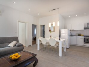 Living area - Modernes Ferienhaus mit Terrasse und Meerblick by Interhome (Vinišće)