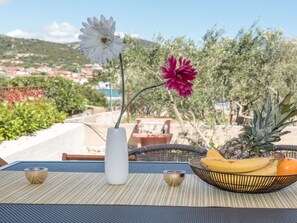 Outdoor dining - Modernes Ferienhaus mit Terrasse und Meerblick by Interhome (Vinišće)