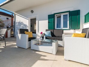 Terrace/patio - Modernes Ferienhaus mit Terrasse und Meerblick by Interhome (Vinišće)