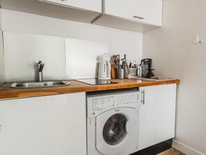 Fridge, microwave, cookware/dishes/utensils - Appartement 7 by Interhome (Paris)