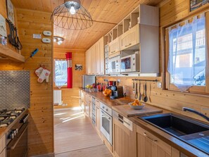Kylskåp, mikrovågsugn, ugn och diskmaskin