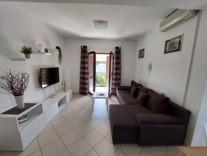 TV, fireplace - Wohnung Jadrija mit zwei Balkonen in Strandnähe by Interhome (Šibenik)