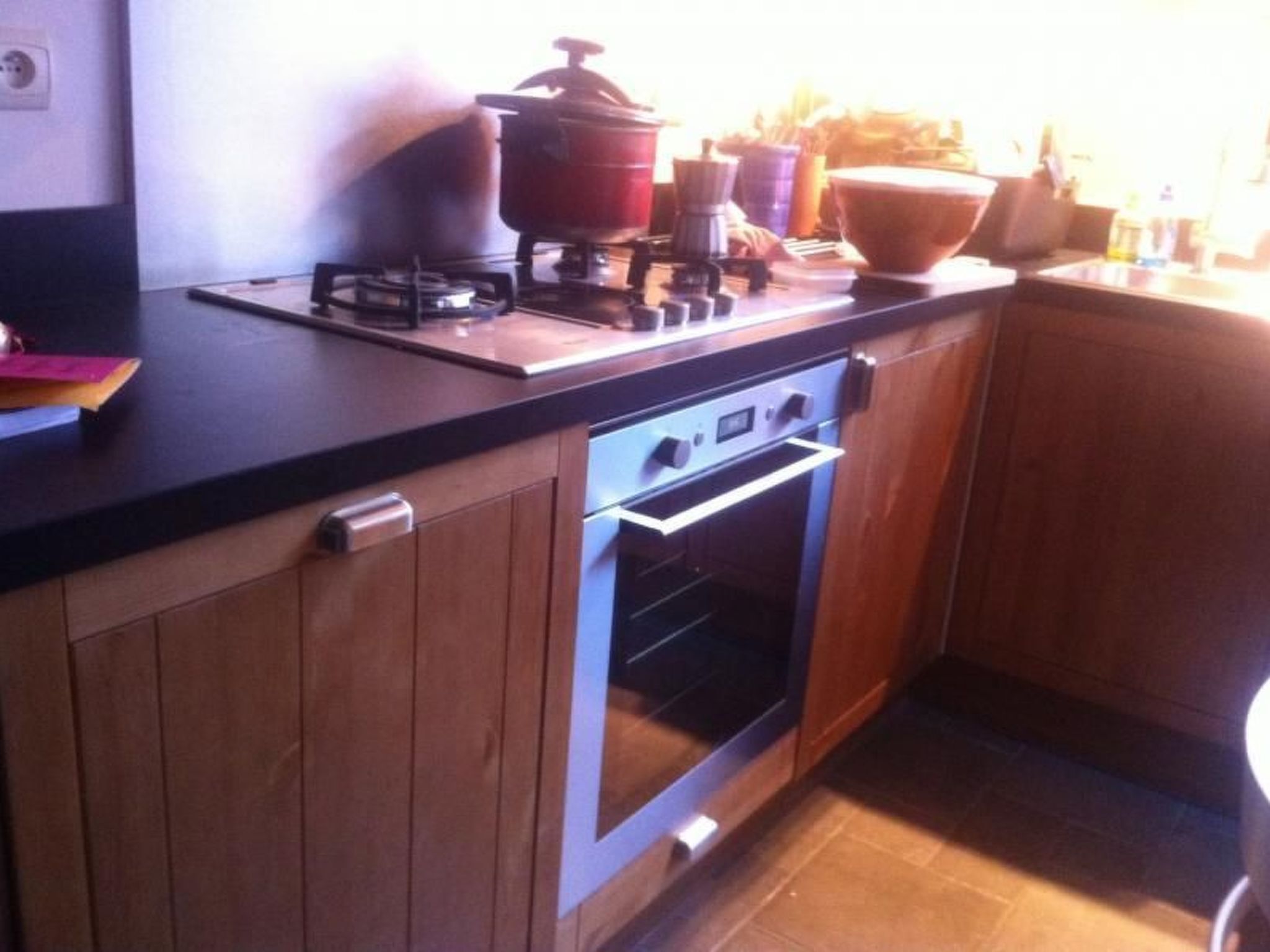 Een koelkast, een microgolfoven, een oven, een vaatwasser