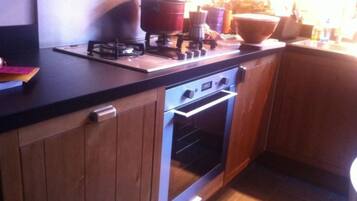 Een koelkast, een microgolfoven, een oven, een vaatwasser