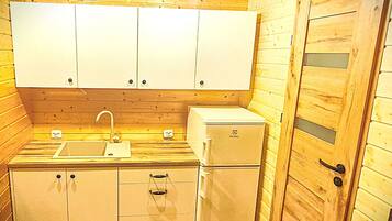 Fridge, cookware/dishes/utensils
