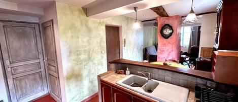 Frigorífico, microondas, horno y lavavajillas