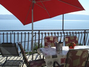 Outdoor dining - Gesamte Wohnung mit Terrasse und Meerblick by Interhome (Senj)