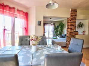 Interior - Gesamte Wohnung mit Terrasse und Meerblick by Interhome (Senj)