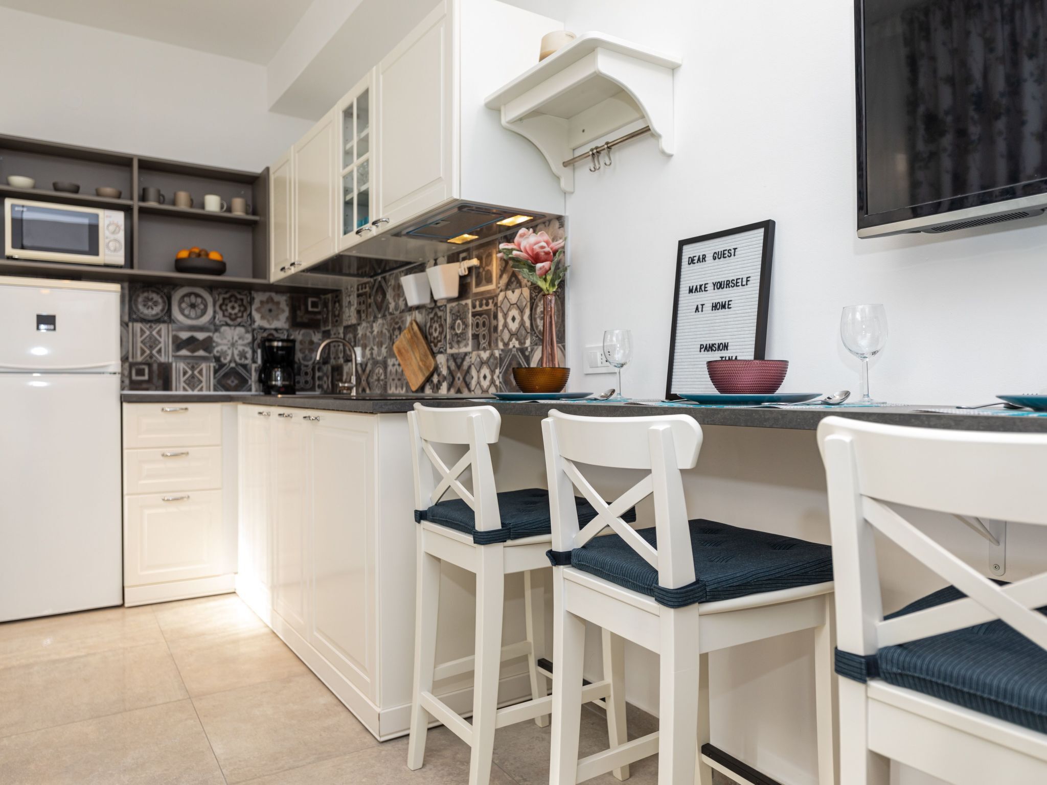 Fridge, microwave, dishwasher, cookware/dishes/utensils