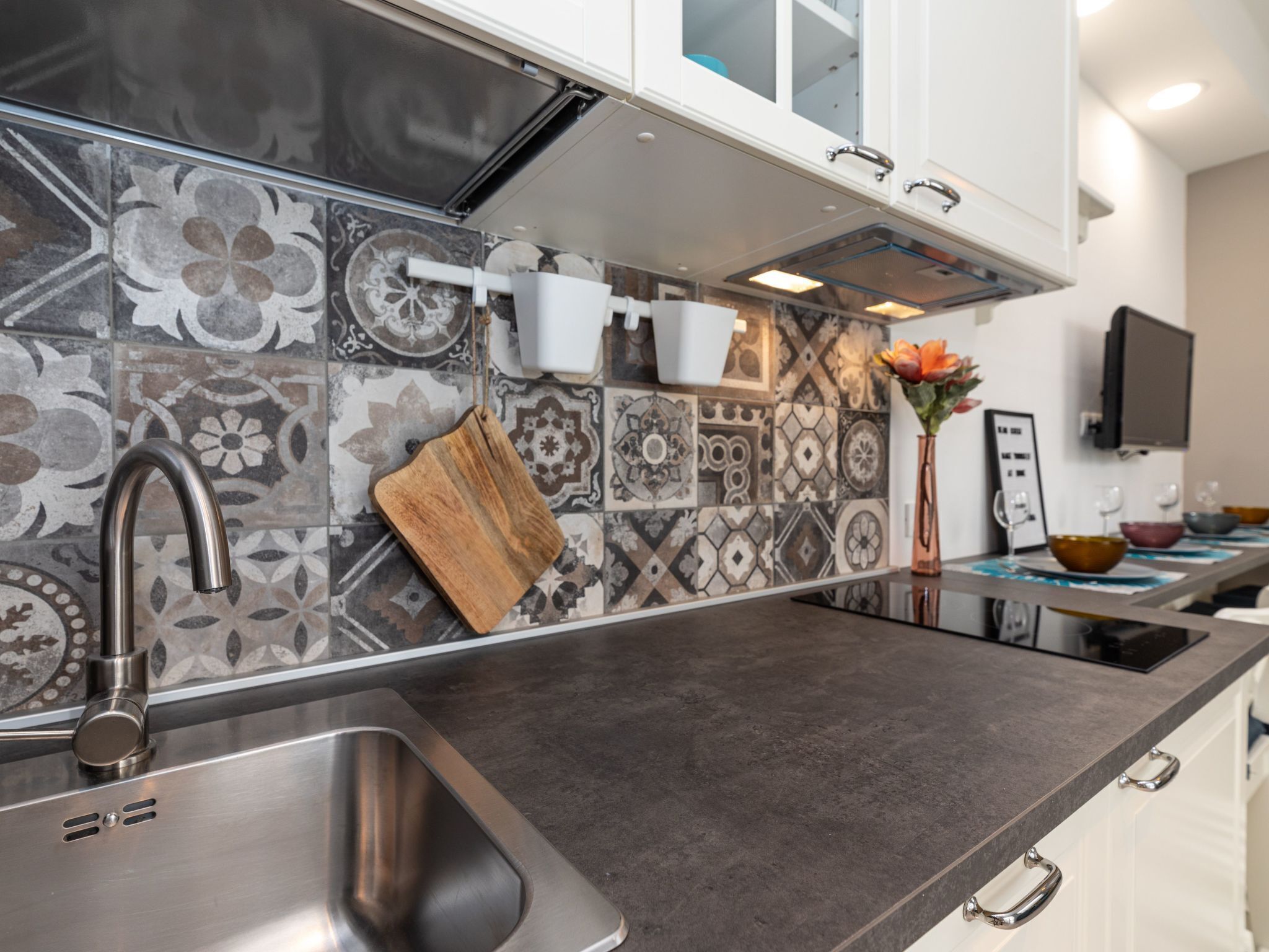 Frigorífico, microondas, lavavajillas y utensilios de cocina