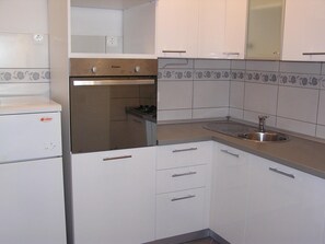 Fridge, cookware/dishes/utensils - Zwei-Zimmer-Wohnung Radosav by Interhome (Krk/Šilo)