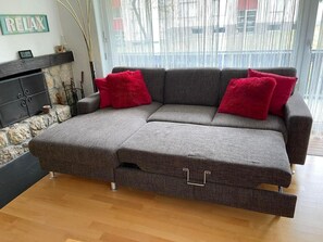 Tv, eldstad och dvd-spelare