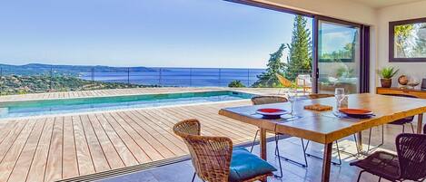 تناول الطعام بالخارج