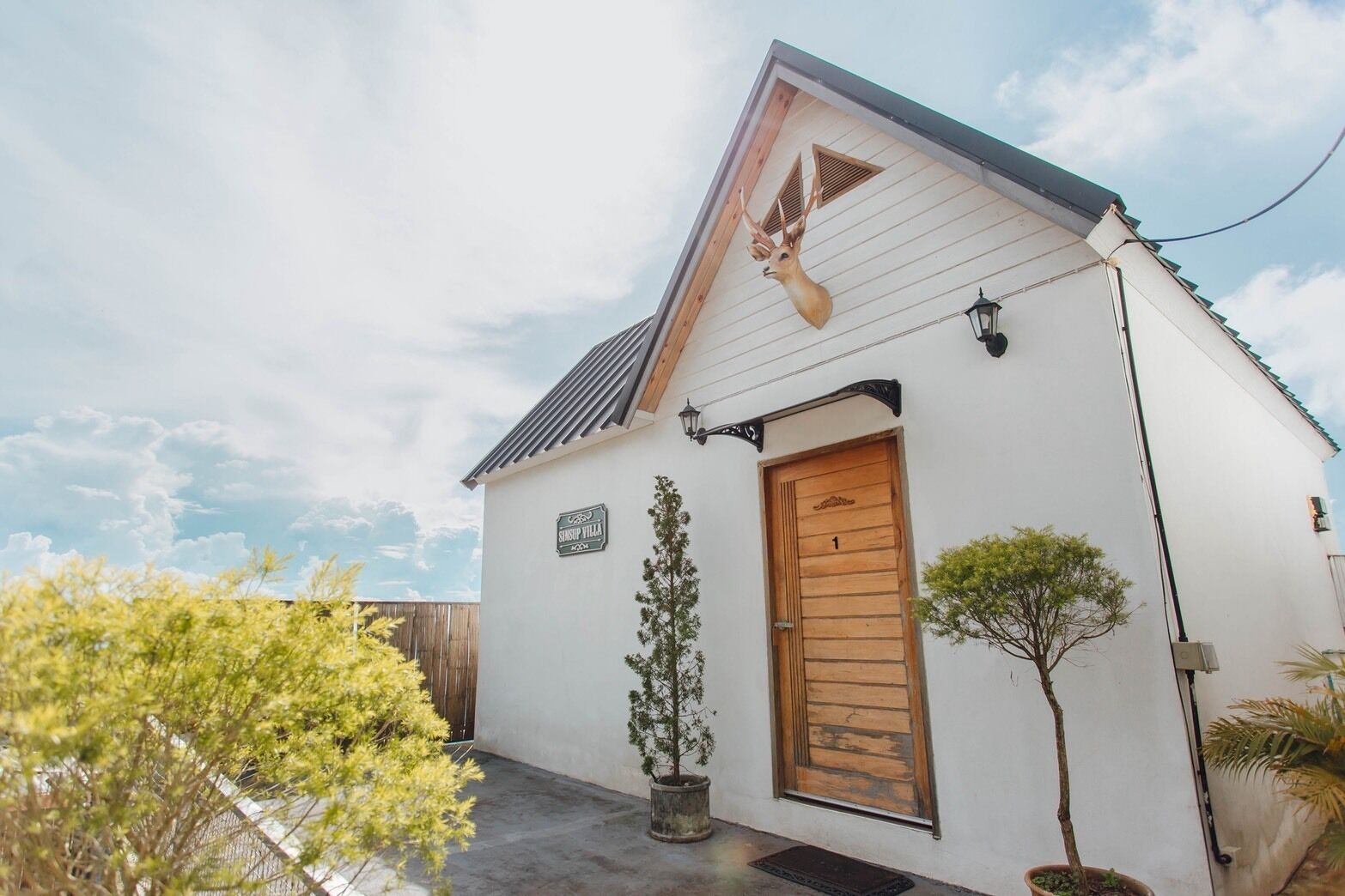 Classic Villa, Lanai, Hill View | Exterior detail