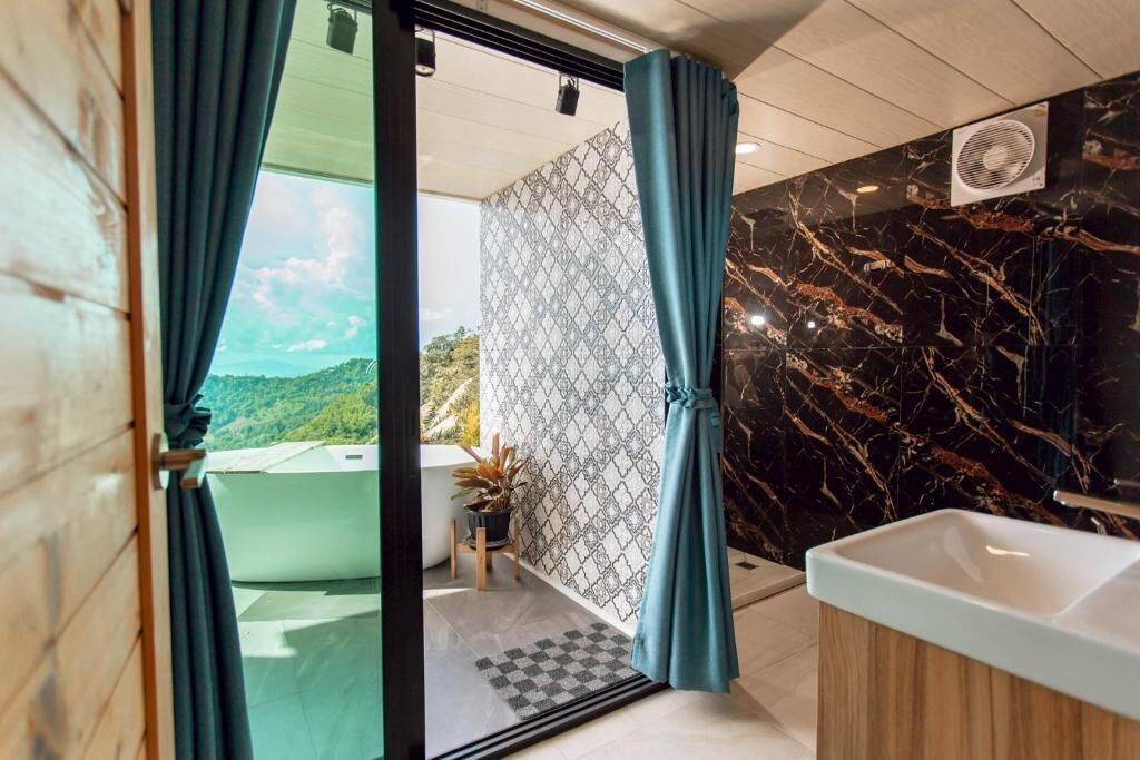 Vila, pemandangan bukit | Kamar mandi | Kombinasi shower/bathtub, pengering rambut, sandal, dan handuk