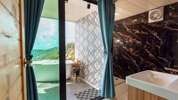 Vila, pemandangan bukit | Kamar mandi | Kombinasi shower/bathtub, pengering rambut, sandal, dan handuk