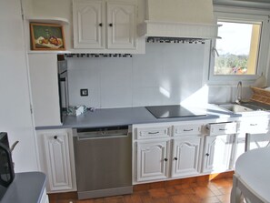 Fridge, microwave, oven, dishwasher - Wunderschönes Dorf am Meer by Interhome (Penmarc'h)