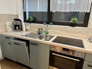 Een koelkast, een magnetron, een oven, een vaatwasser