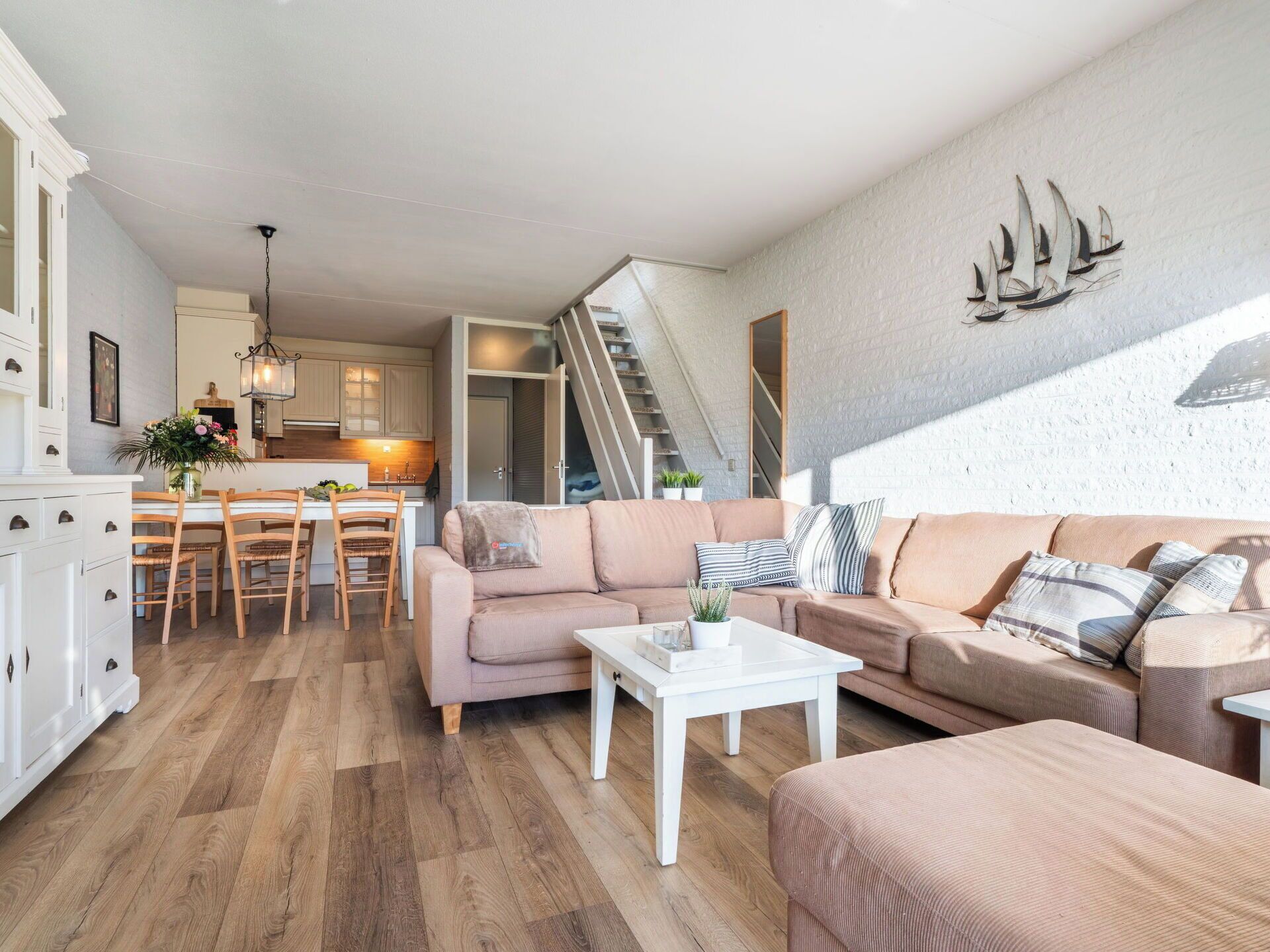 Flooring, Holz, Holzboden, Fussboden, Möbel, Interior Design, Couch, Wohnzimmer, Laminatboden, Decke