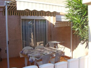 Outdoor dining - Ebenerdige Ferienwohnung für vier Personen by Interhome (Saint Cyprien)