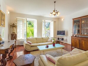 Fernseher, Kamin, DVD-Player