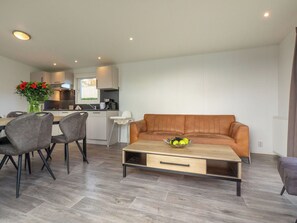 TV - Beautiful private villa for 6 guests with WIFI, pool, TV and terrace (Borsele)