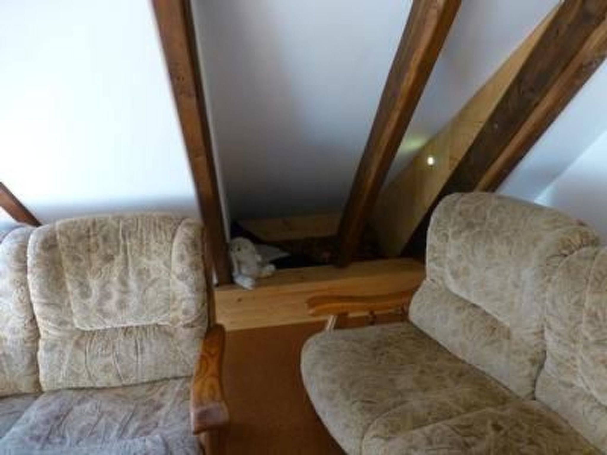 Un angolo di stanza con due poltrone e un tavolino in legno.