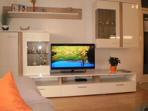 TV - Moderne Ferienwohnung in Omiš mit Terrasse und G by Interhome (Omiš)
