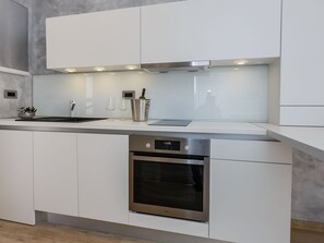 Fridge, oven, dishwasher, cookware/dishes/utensils - Charmantes Studio Irena - EOS CROATIA by Interhome (Trogir)