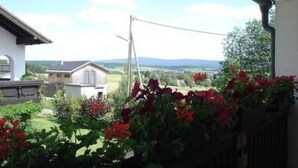 Une maison avec un jardin et une vue sur la campagne.