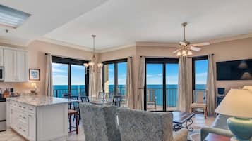 Condo com design assinado, 3 quartos, banheira de imersão, vista para a praia | Sala de estar | Smart TV 50 polegadas com canais a cabo