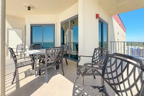 Condo com design assinado, 3 quartos, banheira de imersão, vista para a praia | Sacada