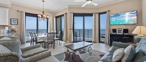 Condo Prestigio, 3 habitaciones, hidromasaje, vista a la playa | Sala de estar | Smart TV de 50 pulgadas con canales por cable