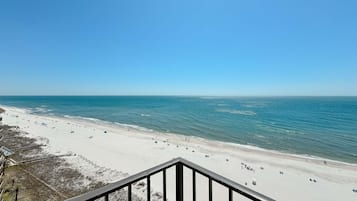 Condo com design assinado, 3 quartos, banheira de imersão, vista para a praia | Vista da sacada