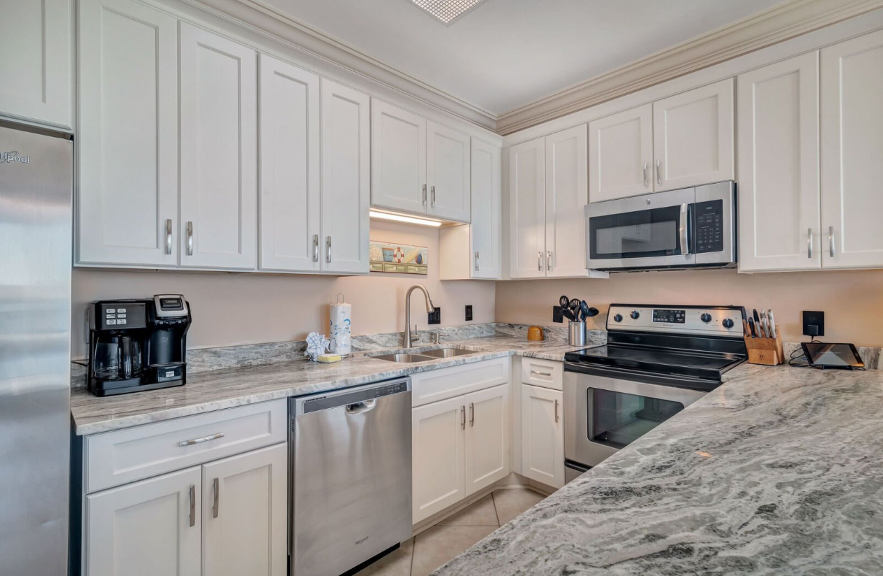 Signature Condo, 3 Bedrooms, Hot Tub, Beach View | Private kitchen | Fridge, microwave, oven, stovetop