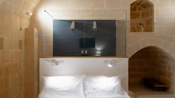 Chambre supérieure double, patio, vue sur la cour intérieure | Minibar, bureau, accès au Wi-Fi (inclus), literie fournie