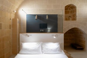 Superior Double Room, Patio, Courtyard View | Minibar, desk, free WiFi, bed sheets - Endea Suite Rooms & Lounge SPA  (Matera)