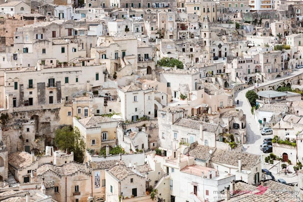 Une zone urbaine densément peuplée, caractérisée par des bâtiments très rapprochés, des rues étroites et un mélange de styles architecturaux.