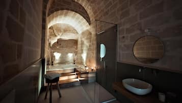 Quarto casal conforto, vista para a cidade | Spa | Sauna seca, banheira de hidromassagem