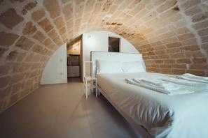 Habitación estándar doble, balcón, vistas a la ciudad | Minibar, escritorio, wifi gratis y ropa de cama