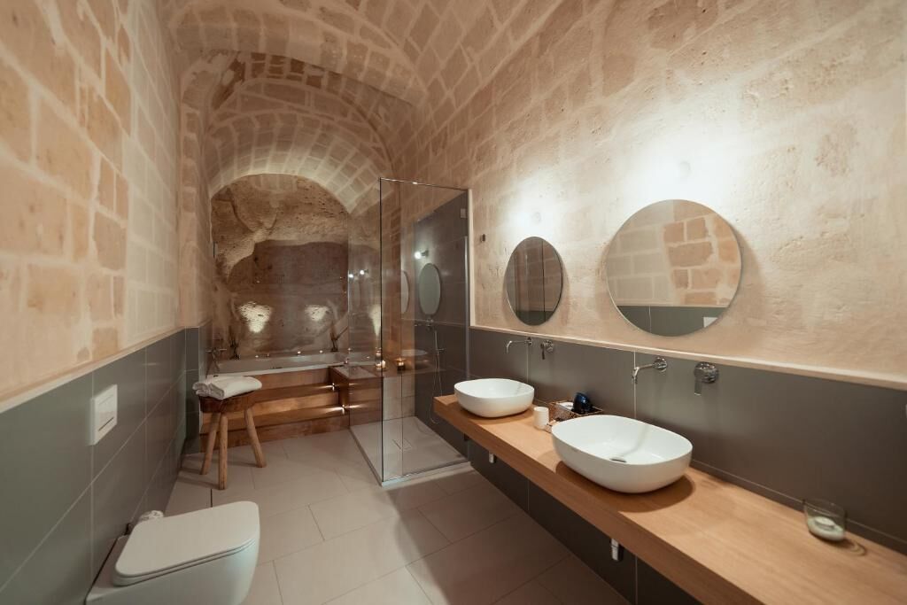 Hair dryer, bidet, towels, toilet paper