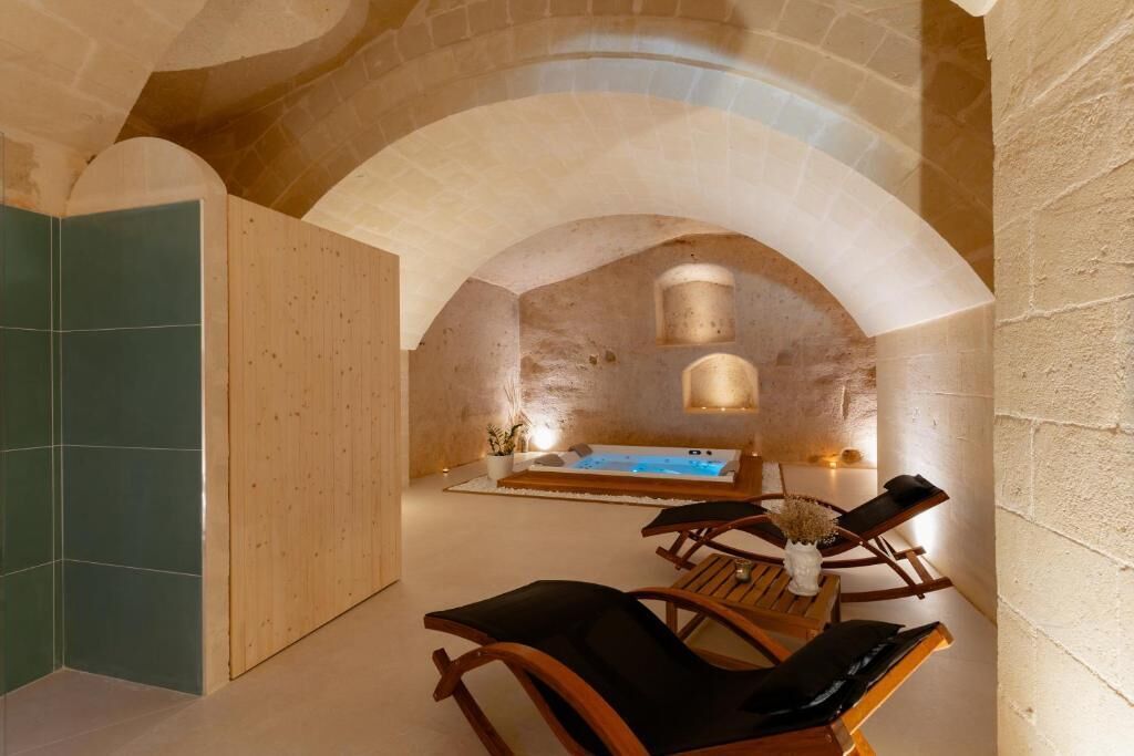 Sauna, hot tub