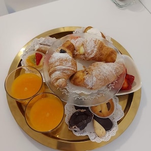Free daily local cuisine breakfast - Endea Suite Rooms & Lounge SPA  (Matera)
