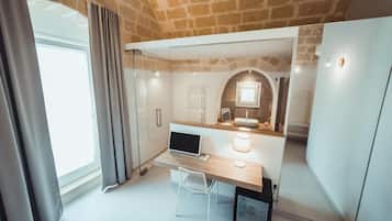 Standaard tweepersoonskamer, balkon, uitzicht op stad | Interieur