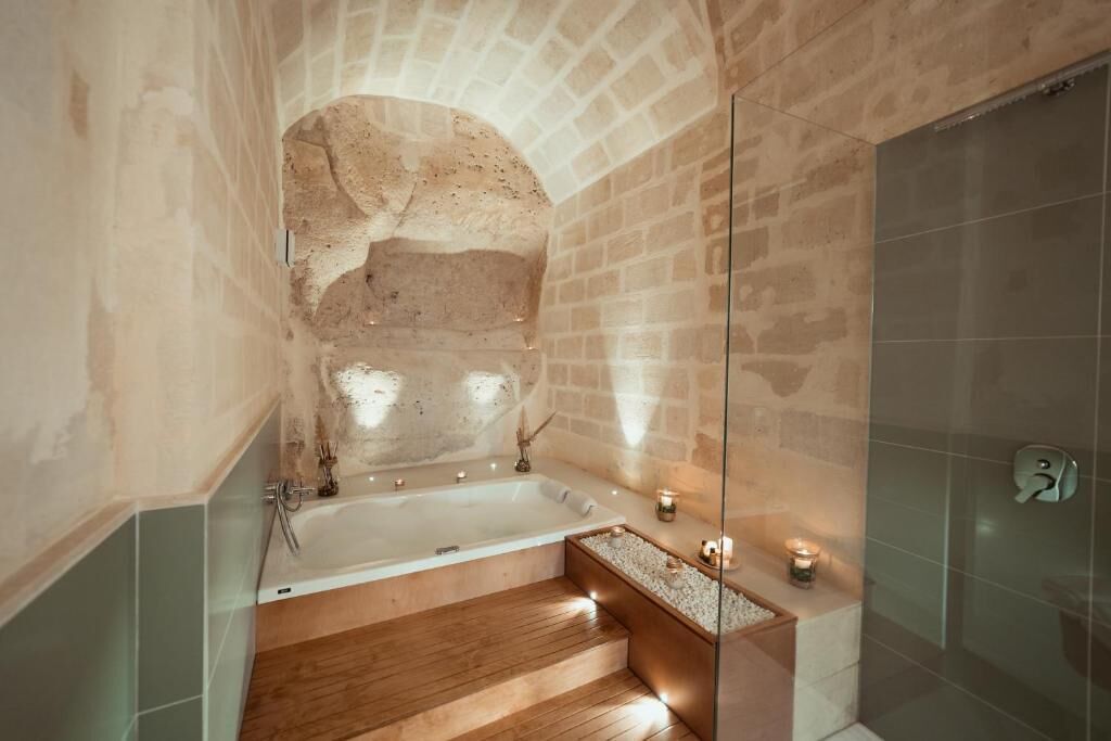 Comfort Double Room, City View | Bathroom | Hair dryer, bidet, towels, toilet paper