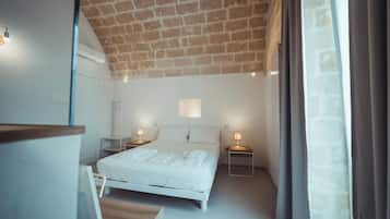 Quarto casal standard, sacada, vista para a cidade | Frigobar, escrivaninha, Wi-Fi de cortesia, roupa de cama