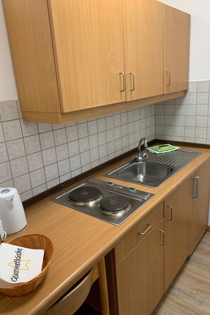 Kylskåp och grytor/köksredskap